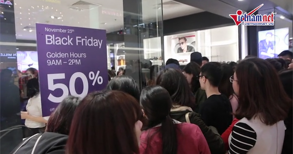 “Vỡ trận” Black Friday: Trung tâm thương mại đóng vội cửa vì quá tải