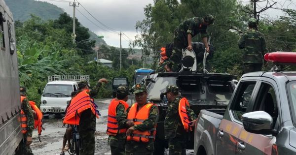 Khánh Hòa: Dùng xe thiết giáp hỗ trợ người dân vùng ngập lụt, sạt lở vì bão số 9 Usagi
