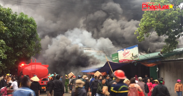 Nghệ An: Cháy lớn khu kho chứa hàng gần chợ Vinh, thiệt hại lớn