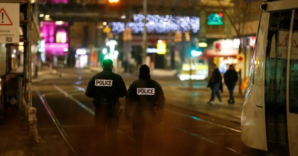 Pháp: Xả súng tại chợ Giáng sinh, nhiều người thương vong