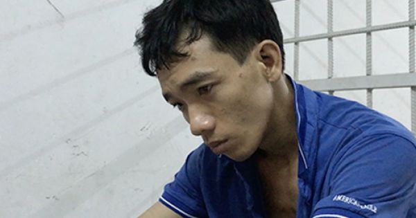 Cảnh sát giải cứu tên cướp kẹt dưới cống ở Sài Gòn