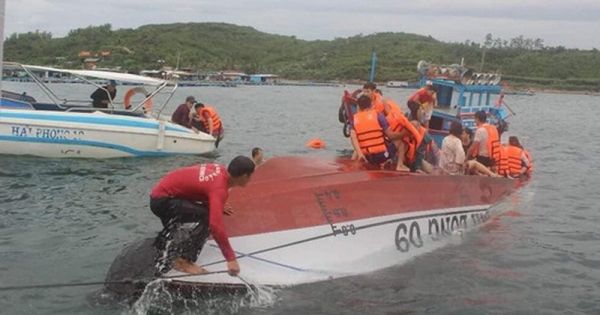 Lật tàu du lịch trên vịnh Nha Trang, 2 người thiệt mạng