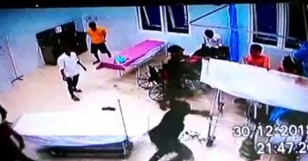 Nhóm thanh niên tấn công dân quân tự vệ từ trụ sở vào tận bệnh viện