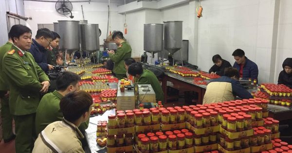 Phát hiện cơ sở sản xuất hàng nghìn lọ sa tế giả mỗi ngày ở Hà Nội