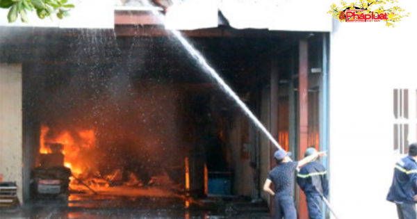 Bình Dương: Cháy dữ dội ở công ty sản xuất đế giày ngày 27 Tết
