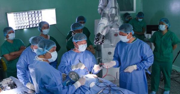 Lần đầu tiên dùng robot phẫu thuật u não cho bệnh nhân
