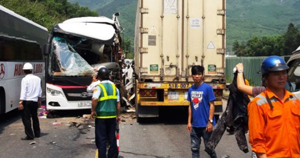 Xe khách đối đầu container, 11 du khách bị thương ở Đà Nẵng