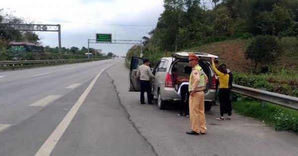 Tạm giữ chiếc xe chở nhóm người ăn nhậu trên cao tốc Nội Bài - Lào Cai