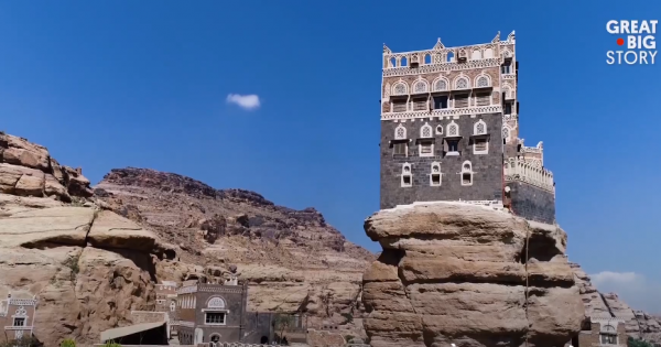 Cận cảnh cung điện hoàng gia Yemen - kỳ quan nhân tạo trên đỉnh núi đá