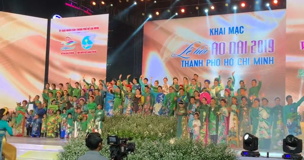 Nhà thiết kế Việt Hùng ra mắt Bộ sưu tập “Thành phố Xanh” trên sân khấu lễ hội áo dài 2019