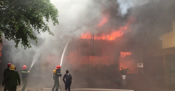 Cháy khách sạn 8 tầng ở TP Vinh, một người chết