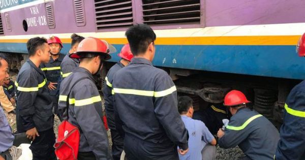 Cảnh sát giải cứu người đàn ông bị cuốn vào gầm tàu ở Sài Gòn