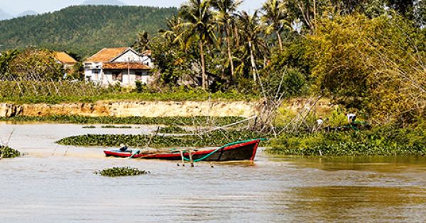 Nha Trang: Bắt 2 ghe hút cát lậu, các đối tượng nhảy sông bỏ trốn