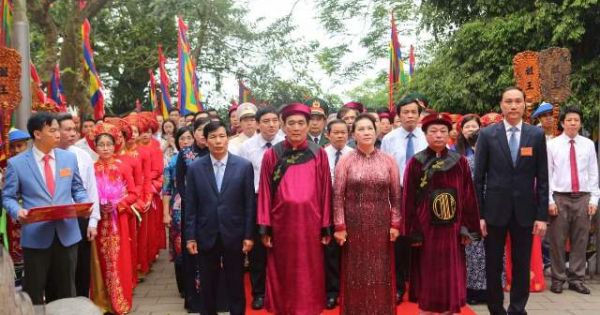 Chủ tịch Quốc hội Nguyễn Thị Kim Ngân dâng hương tưởng niệm các Vua Hùng