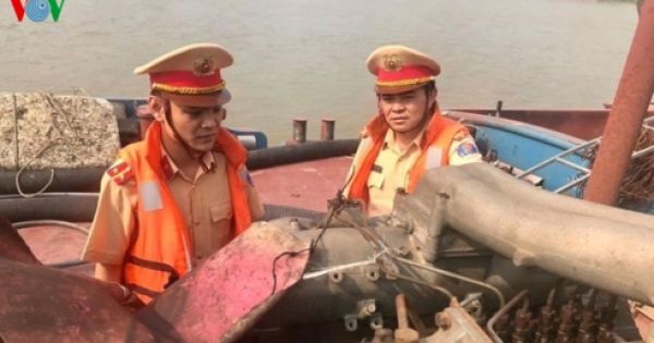 Hà Nội: Bắt giữ 5 tàu khai thác cát trái phép trên sông Hồng
