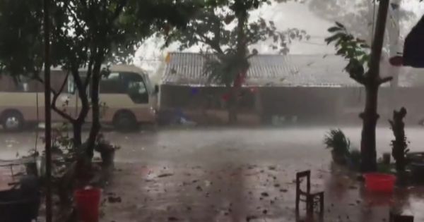 Nghệ An: Lốc xoáy, mưa đá làm tốc mái gần 250 nhà dân