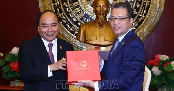 Thủ tướng Nguyễn Xuân Phúc thăm Đại sứ quán Việt Nam tại Trung Quốc
