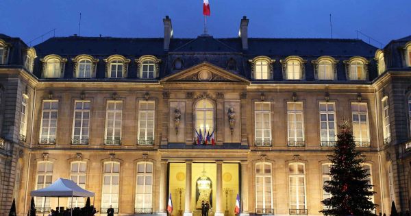 Pháp: Tổng thống Macron cam kết cải cách, trấn an người dân