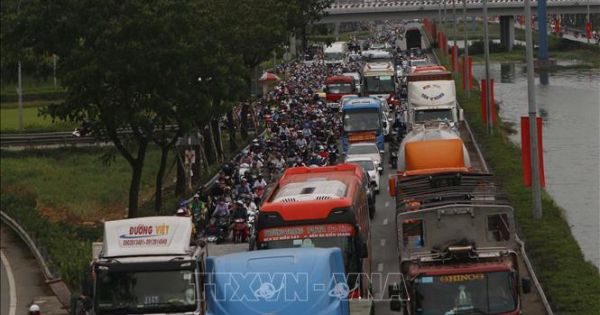 Người dân nối nhau rời thành phố, giao thông các cửa ngõ TP Hồ Chí Minh ùn tắc