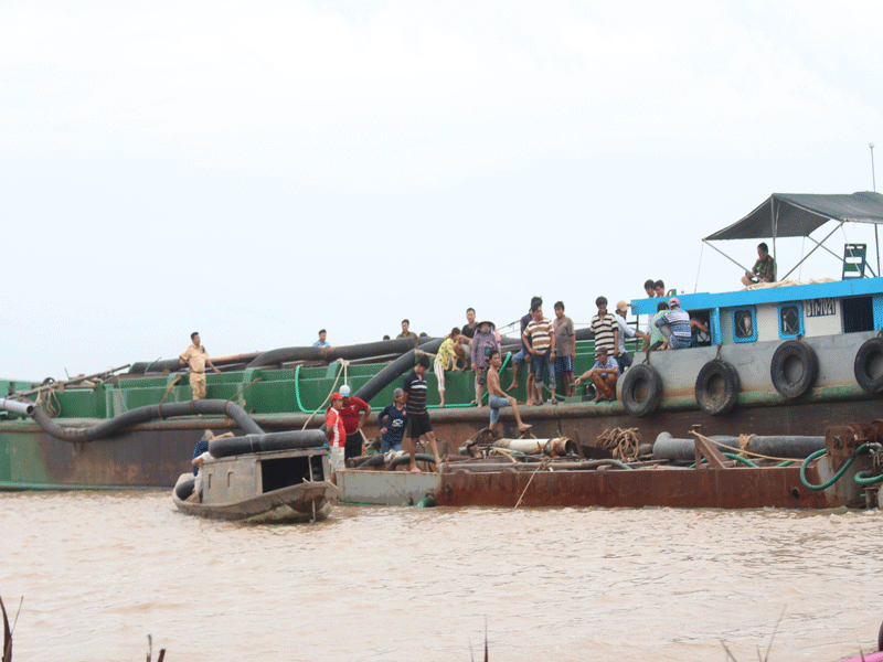 Tàu công ty Sông Lam trộm gần 270m3 cát trên sông Cửa Đại