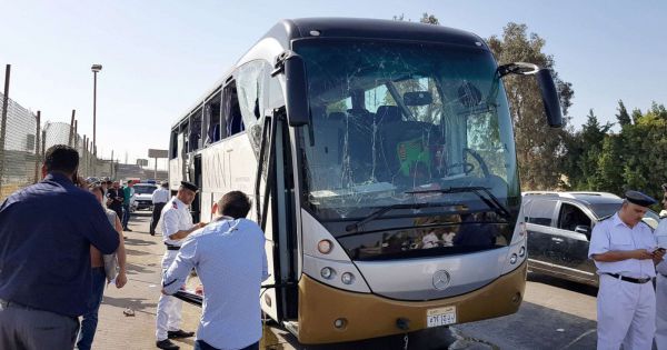 Ai Cập: Đánh bom xe buýt chở khách du lịch, 17 người bị thương