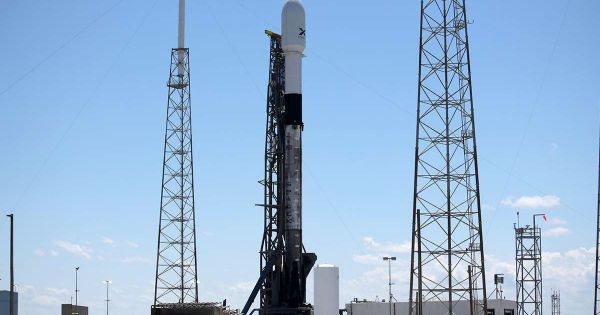SpaceX phóng loạt vệ tinh đầu tiên cung cấp internet tốc độ cao toàn cầu