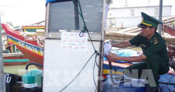 Nghệ An: Bắt quả tang bán dầu trái phép trên biển