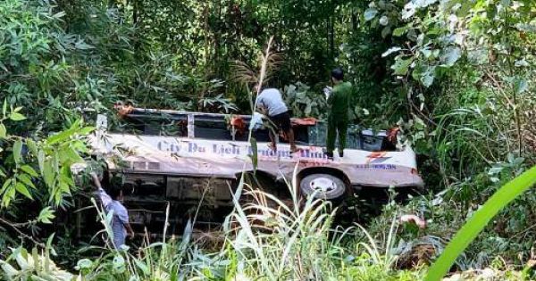 Quảng Ninh: Xe chở 20 du khách lao xuống vực, 2 người thiệt mạng