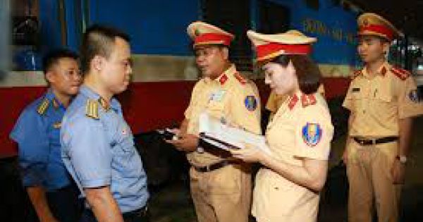 Hà Nội: Hai nhân viên gác chắn vi phạm nồng độ cồn, bị phạt 1,5 triệu đồng