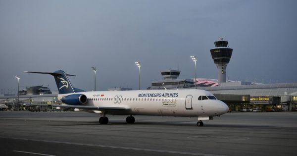 Máy bay Montenegro hạ cánh khẩn cấp vì phi công bất tỉnh