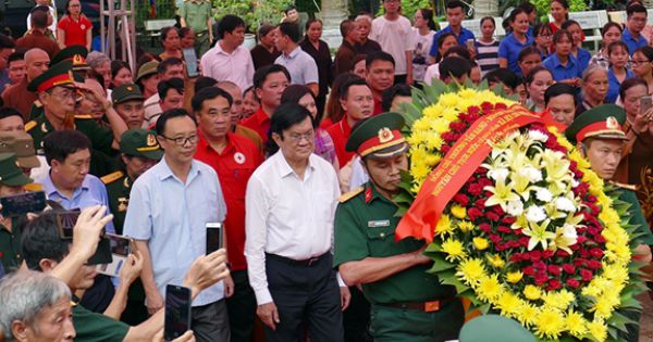 Nguyên Chủ tịch nước Trương Tấn Sang dâng hương ở nghĩa trang Vị Xuyên