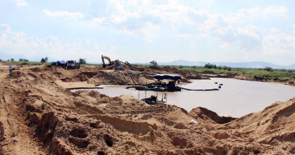 Ồ ạt khai thác cát trong vùng dự án tại Phú Yên