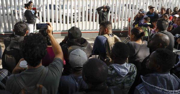 Mexico bắt giữ 112 người di cư trái phép vào Mỹ
