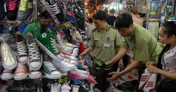 Thu giữ nhiều hàng nhái tại chợ Bến Thành và Sài Gòn Square