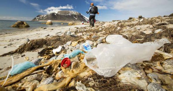 Rác thải nhựa ngập tràn các địa điểm nổi tiếng thế giới
