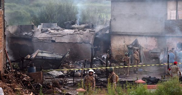 Pakistan: Máy bay quân sự rơi vào khu dân cư gây nhiều thương vong