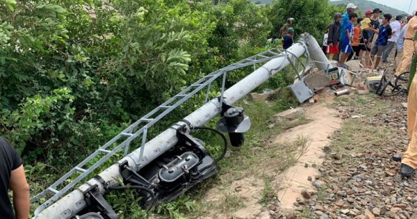 Bình Thuận: Tàu SE27 tông ôtô 16 chỗ, 3 người tử vong