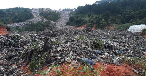 Đà Lạt: Kinh hoàng núi rác Cam Ly đổ ập xuống vườn, trại của dân