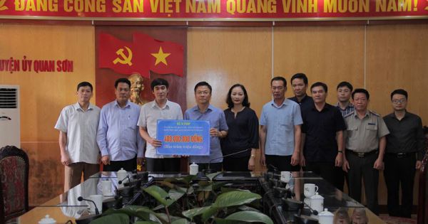 Bộ trưởng Lê Thành Long, thăm và tặng quà cho người dân vùng lũ Thanh Hoá
