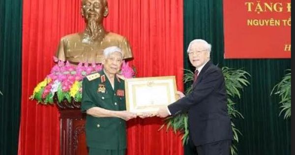 Nguyên Tổng bí thư Lê Khả Phiêu nhận huy hiệu 70 năm tuổi Đảng