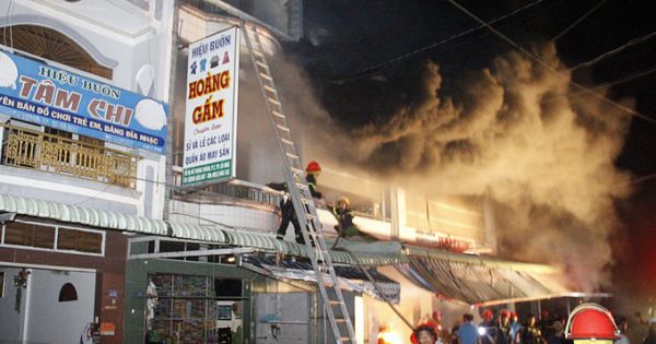Cà Mau: Cháy ở chợ lớn nhất, hàng trăm người tháo chạy