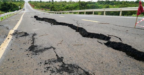 Gia Lai: Đường 250 tỷ vừa hoàn thành đã tan nát sau trận mưa