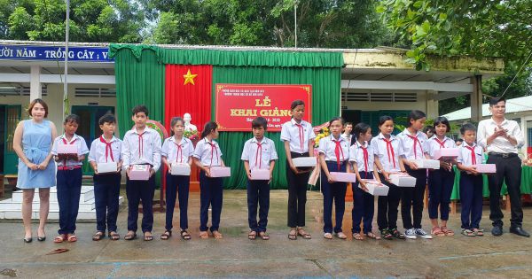Kiên Giang: Báo Pháp luật Việt Nam trao tặng nhiều suất quà trong ngày tựu trường