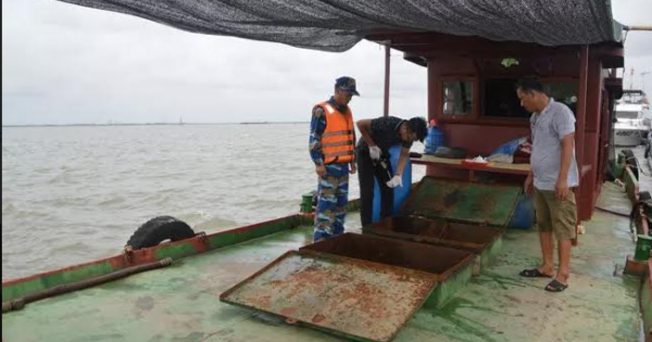 Cảnh sát bắt tàu chở 35.000 lít dầu không nguồn gốc