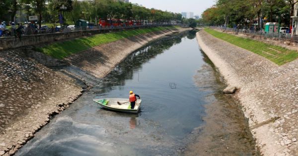 Hà Nội: Sông Tô Lịch oằn mình gánh nước thải sinh hoạt