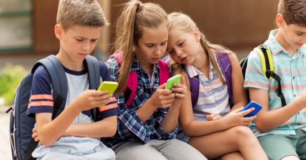 Với trẻ em, smartphone gây nghiện chẳng khác gì ma túy