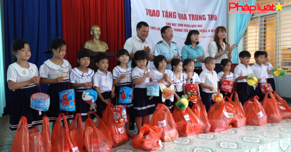 Truyền hình Pháp luật trao quà Trung thu cho học sinh xã biên giới Tỉnh Tây Ninh