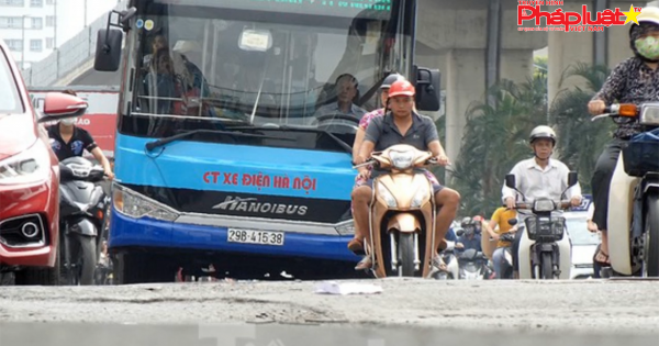 Hà Nội: Tuyến đường lớn nhất Thủ đô có mặt đường nhấp nhô, không làn, không vạch