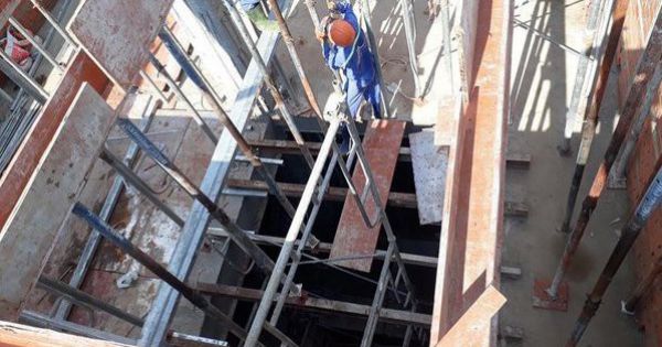 Xuống tầng hầm khách sạn ở Sầm Sơn dỡ cốt pha, 3 người tử vong