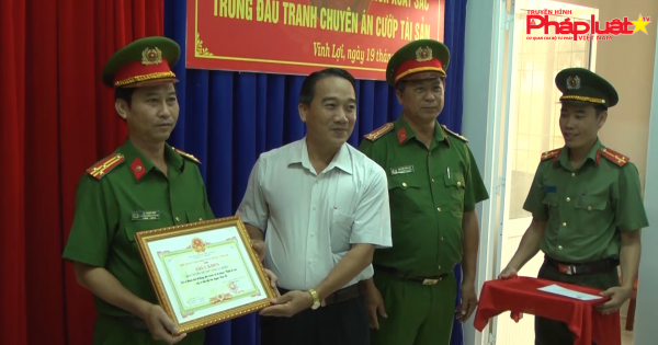 UBND huyện Vĩnh Lợi (Bạc Liêu) trao giấy khen đột xuất cho tập thể, cá nhân trong Ban chuyên án vụ cướp tài sản